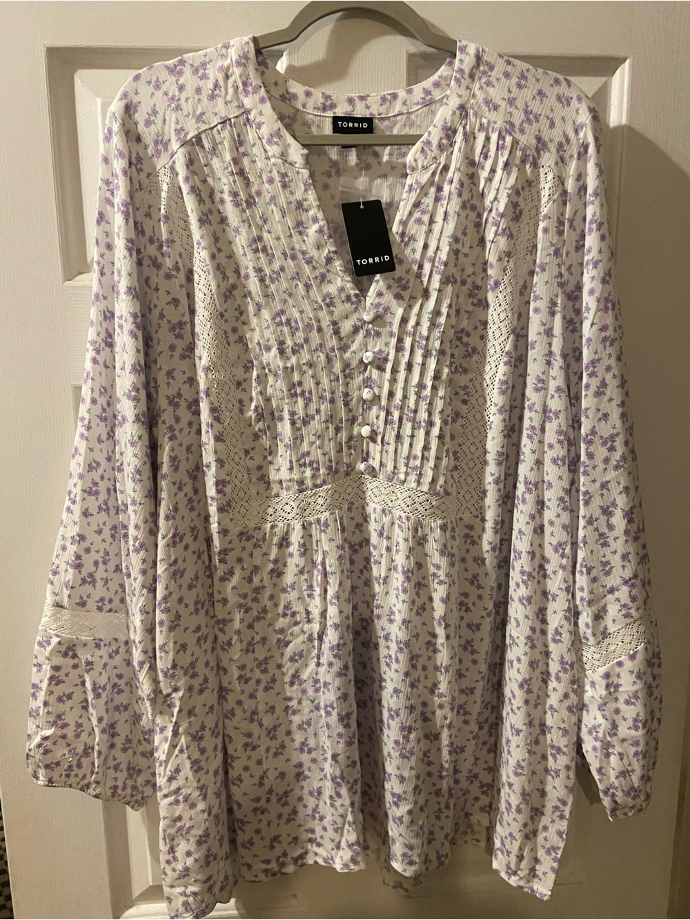 TORRID 3X 22-24 Shirt Boho White Lavender Floral Pintuck Peasant Tunic